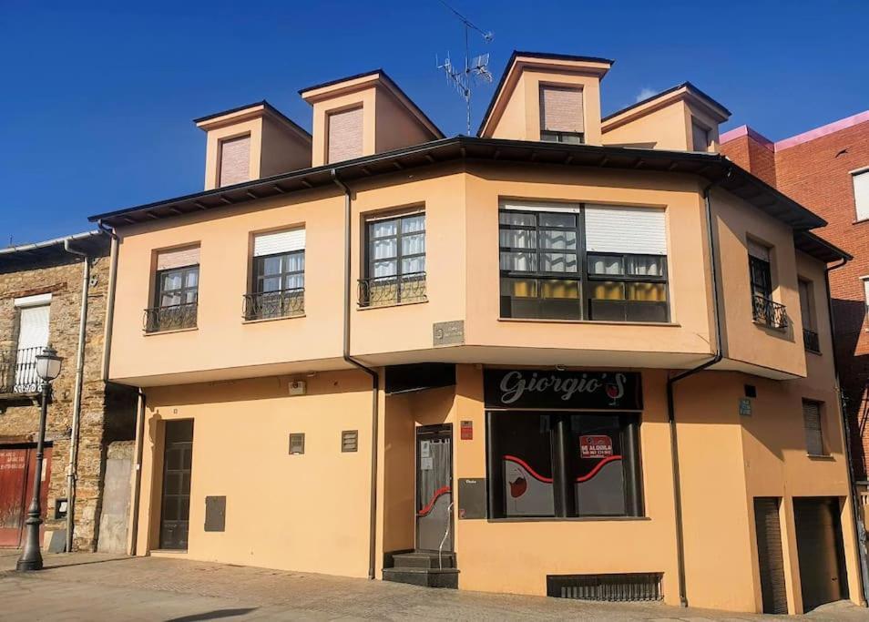 Apartamento En El Casco Antiguo De Ponferrada Luaran gambar